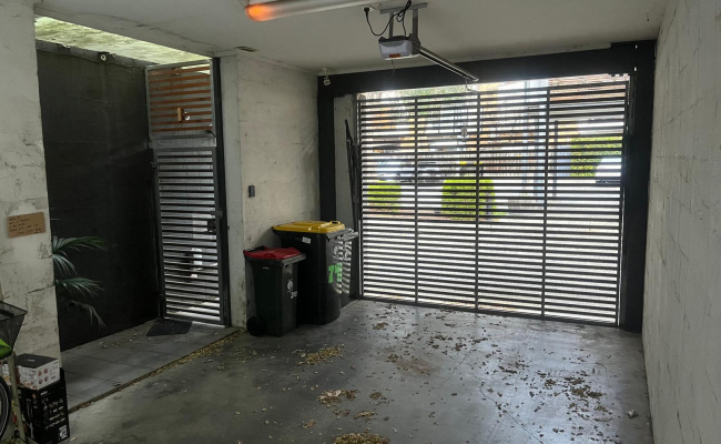 Great parking space 2 min walk from 96 Tram final stop and Ceres