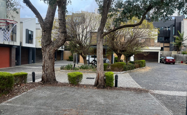 Great parking space 2 min walk from 96 Tram final stop and Ceres