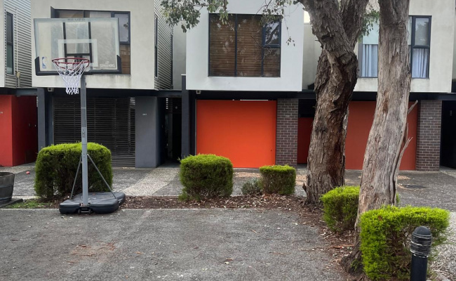 Great parking space 2 min walk from 96 Tram final stop and Ceres