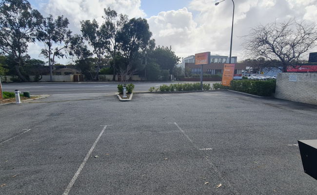 Outside parking on Stirling Highway in Nedlands Western Australia Outside parking on Stirling Highway in Nedlands Western Australia