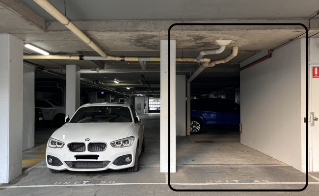 Secure parking space in Southbank. Close to transport lines and the City