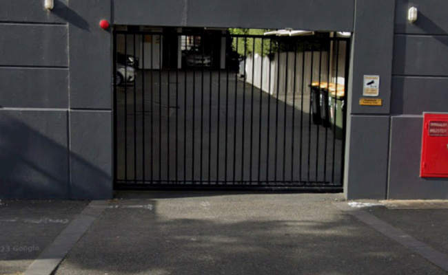 Secure parking space in Southbank. Close to transport lines and the City