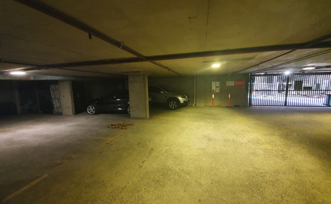 Car space available 5 mins walk to Townhall Long terms only!!