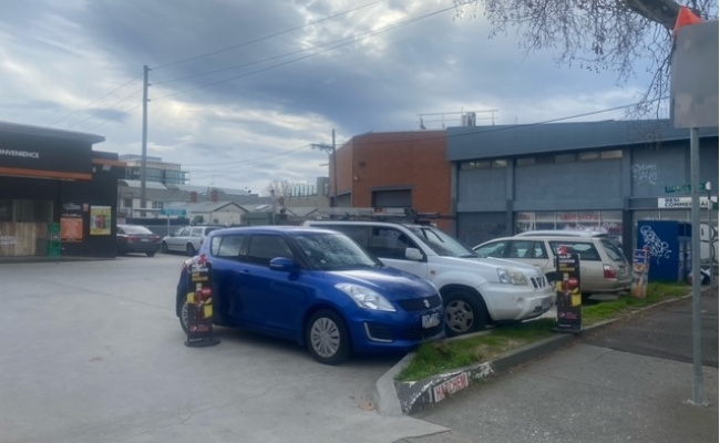 Great space in front of local convenience store, close to public transports.