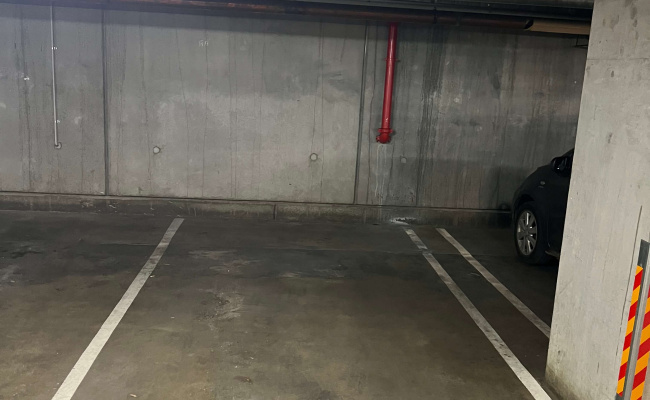 Parking near CBD and Melb Uni, right next to tram stop, hospital, Lygon St
