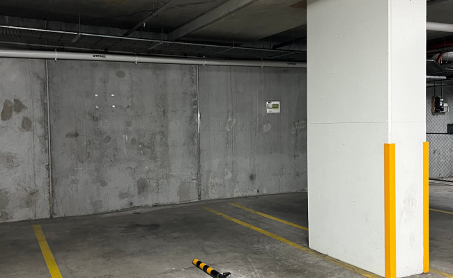 Indoor parking on Swanston St - Lincoln Square