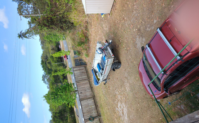 2 minutes off the Bruce highway. 3 minutes from the sunshine coast University