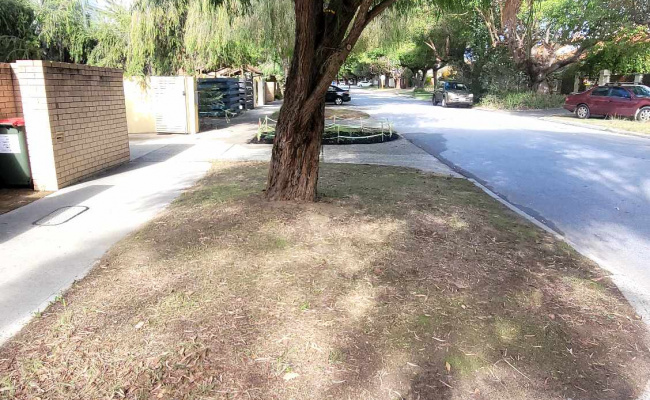Convenient outdoor space WEEKENDS PARKING ONLY