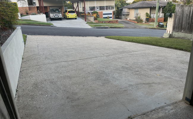 Driveway parking, three minutes walk to buses to City/Southbank or Great Circle Line/Hypermarket