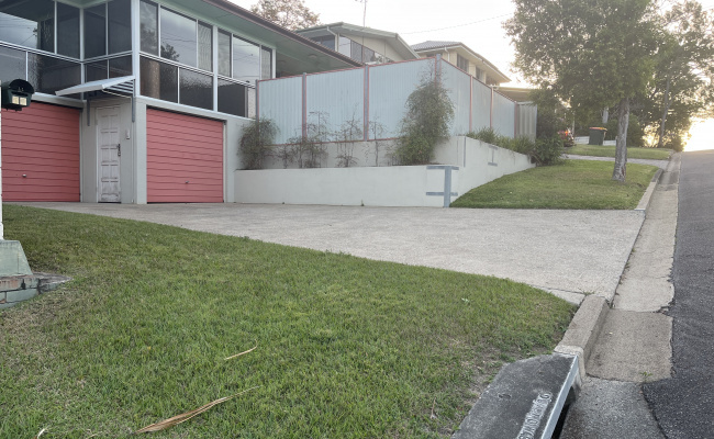 Driveway parking, three minutes walk to buses to City/Southbank or Great Circle Line/Hypermarket