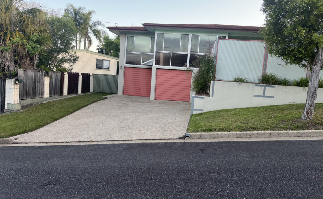 Driveway parking, three minutes walk to buses to City/Southbank or Great Circle Line/Hypermarket