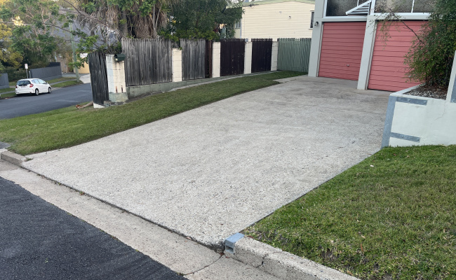 Driveway parking, three minutes walk to buses to City/Southbank or Great Circle Line/Hypermarket