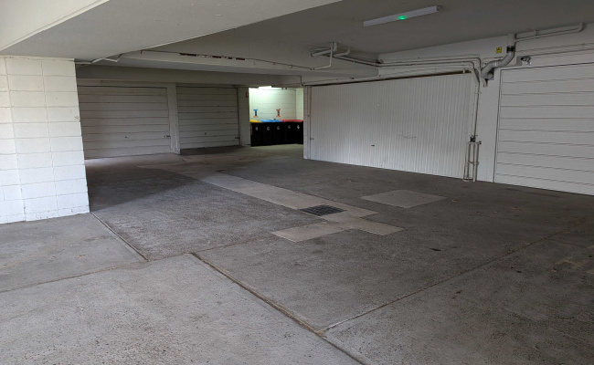 Lock-up garage 10min flat walk to Manly wharf
