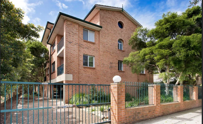 2 minutes walk to Kensington station, short walk to UNSW