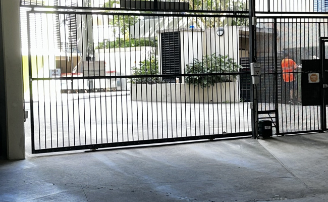 Great safe parking Spring Hill - close to CBD.
