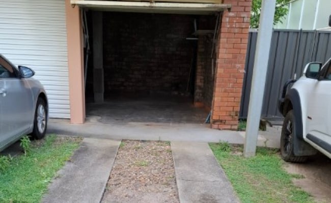 Garage and tandem parking in central Surfers, two parks.