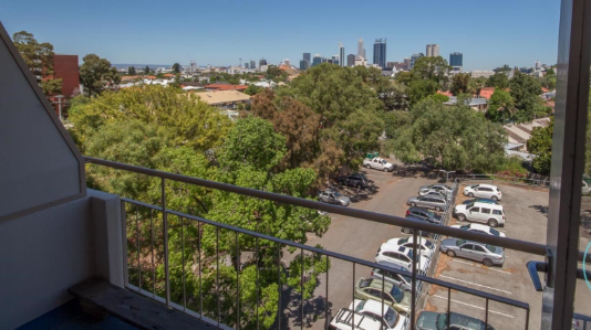 Great parking space close to CBD and free bus to CBD - bus at gate