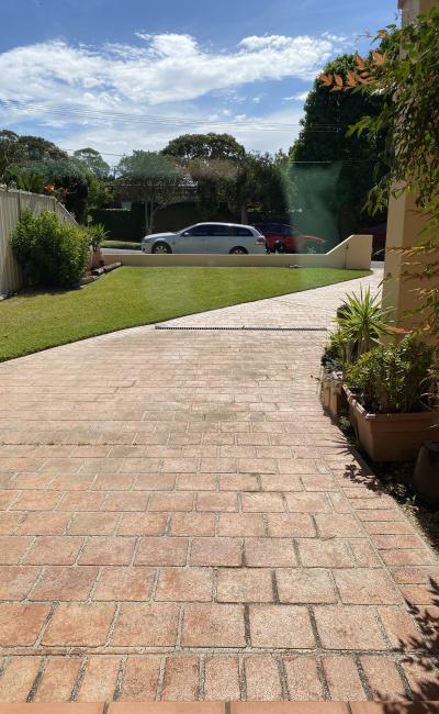 Great on drive parking space 1 k from C'bah Station -Only small to med cars SUV/4 WD - no vans sorry