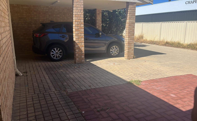 Bedford - Great Carport Parking Near Bus Stop