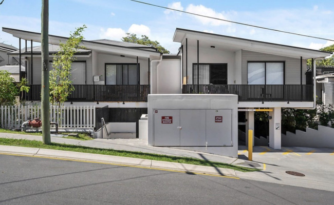 Easy, convenient parking! Walking distance to Ipswich Rd bus stops (for PA, Mater, city, Gabba)
