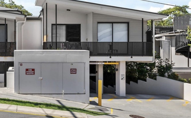 Easy, convenient parking! Walking distance to Ipswich Rd bus stops (for PA, Mater, city, Gabba)