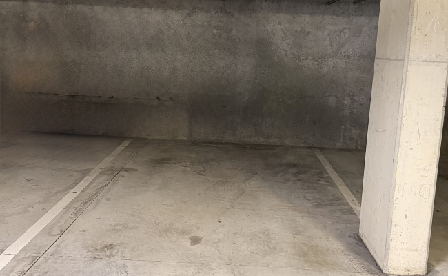 Easy, convenient parking! Walking distance to Ipswich Rd bus stops (for PA, Mater, city, Gabba)