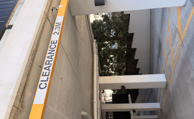 Easy, convenient parking! Walking distance to Ipswich Rd bus stops (for PA, Mater, city, Gabba)