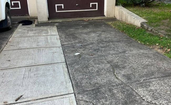 Park in my driveway! 2 min walk to Westfield