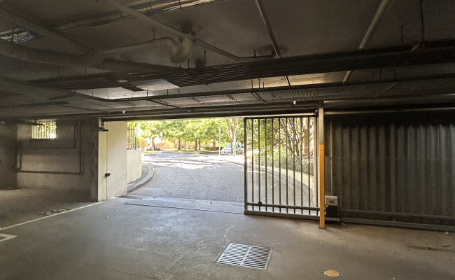 East Melbourne - stones throw from CBD & MCG! Next to free tram zone.