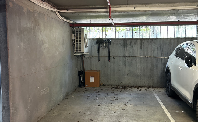 East Melbourne - stones throw from CBD & MCG! Next to free tram zone.