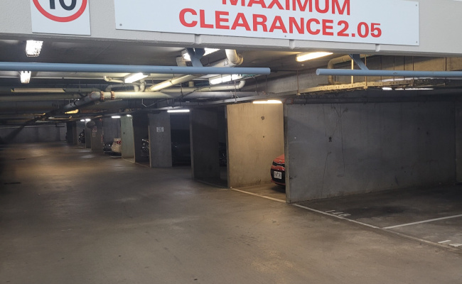 Secure parking in Southbank (near CBD, South Melbourne/Tram Stop #17 Grant St,St Kilda Rd)