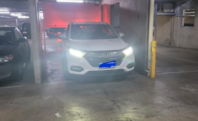 Secure parking in Southbank (near CBD, South Melbourne/Tram Stop #17 Grant St,St Kilda Rd)