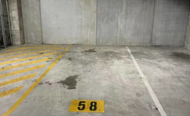 Secured parking in City (45 West Row)