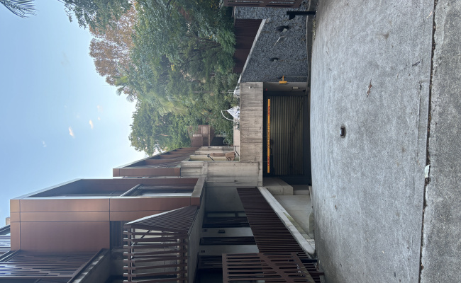 Great&safe parking area, about 10mn walk to crows nest station as well as victoria cross station.