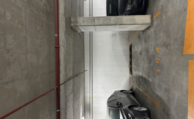 Great&safe parking area, about 10mn walk to crows nest station as well as victoria cross station.