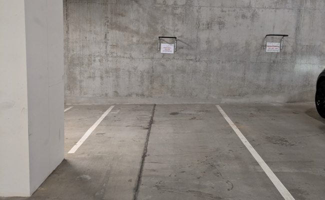 Secure Undercover Space - 1 Min to Valley Metro Station