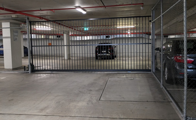 Secure Undercover Space - 1 Min to Valley Metro Station