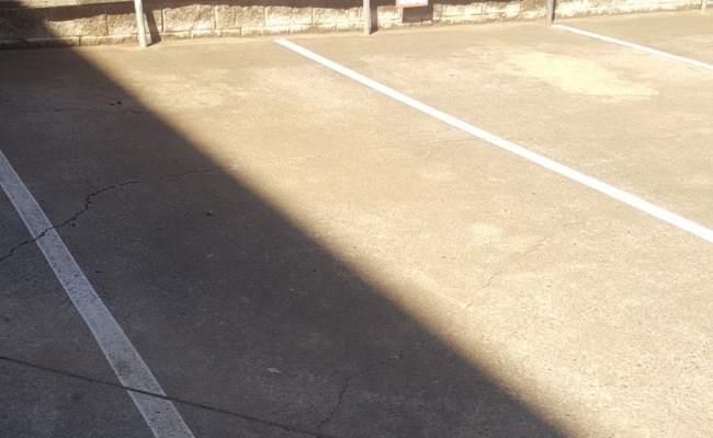 1 minute walk to TRAIN STATION & 5 minutes to Qld Tennis Ctr