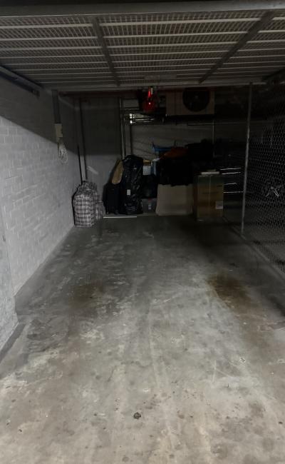Single garage available to rent in Double Bay.