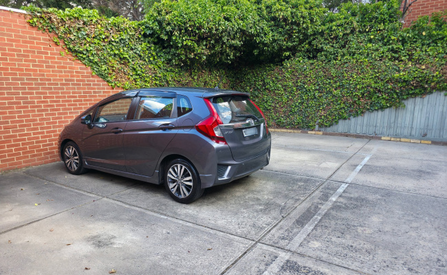 Toorak - Large Bay - 550m to Hawksburn Station