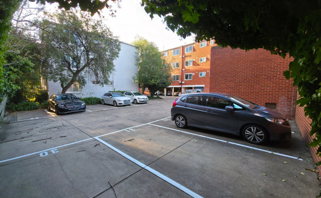 Toorak - Large Bay - 550m to Hawksburn Station