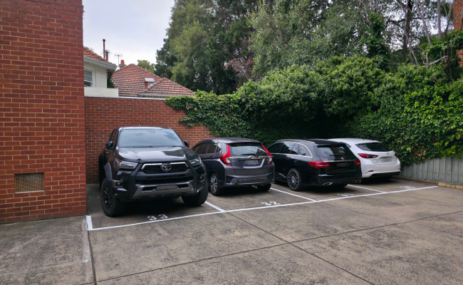 Toorak - Large Bay - 550m to Hawksburn Station
