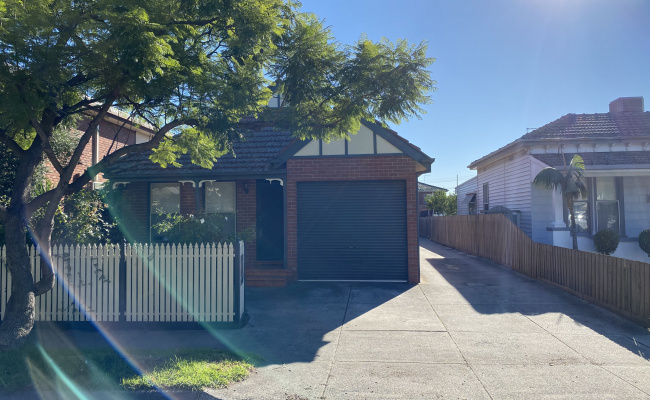 24/7 park. Easy commute into city, RMH and UniMelb, Easy PT access, central Moonee Ponds.
