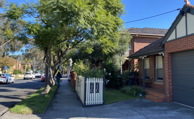 24/7 park. Easy commute into city, RMH and UniMelb, Easy PT access, central Moonee Ponds.