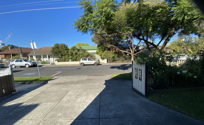 24/7 park. Easy commute into city, RMH and UniMelb, Easy PT access, central Moonee Ponds.
