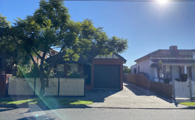 24/7 park. Easy commute into city, RMH and UniMelb, Easy PT access, central Moonee Ponds.