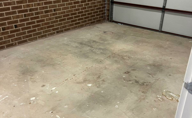 Lockup garage in quiet neighbourhood near city