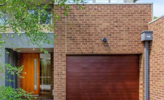 Lockup garage in quiet neighbourhood near city