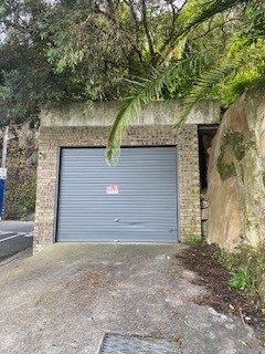 Large clean & dry lock-up garage with forecourt.  Close to bus and metro transport to City.