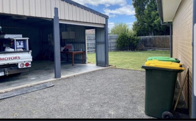 Garage, drive away are available